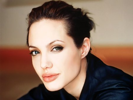 Скрытная Анджелина Джоли