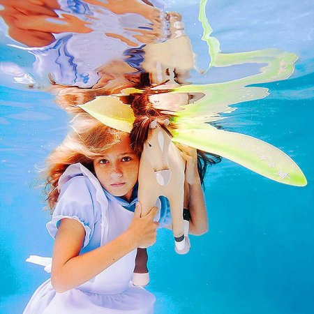 Серия фотографий Елены Калис Алиса в Подводной Стране