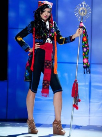Участницы «Мисс Вселенная 2011» в национальных костюмах