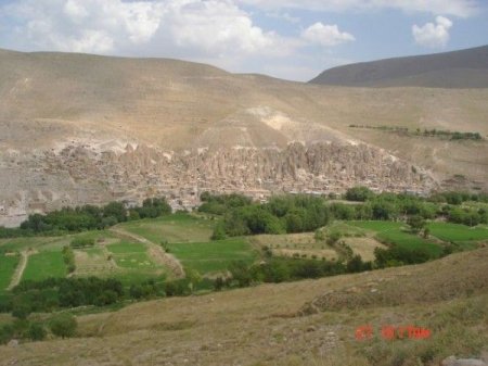 Иранская деревня Кандован в скалах