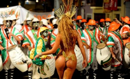 Красочный карнавал в Рио-де-Жанейро