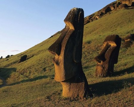 Гигантские каменные статуи на острове Пасхи