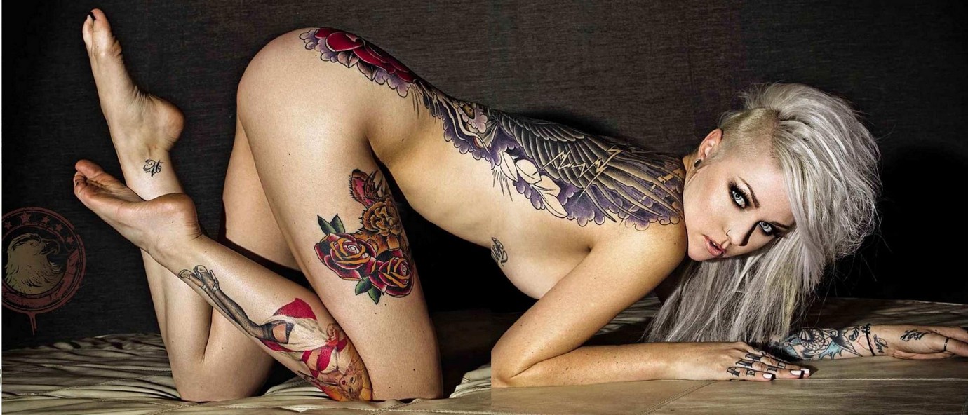 Голая девушка с татуировками обворожительная красотка 