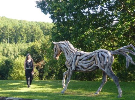 Скульптуры лошадей из дубовых коряг