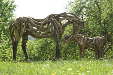 Скульптуры лошадей из дубовых коряг