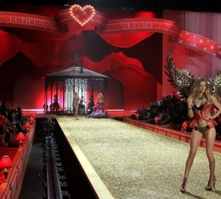 Модели Victoria's Secret представили новую коллекцию купальников 2013
